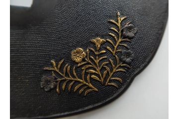 時代武具　東吟亭義照(佐藤義照)　赤銅　魚子地　雲隠れ月に花鳥図　大小揃　匠の美技に見惚れる鍔(桜、燕、ツバメ、サギ、鷺、後藤一乗門、七子地、金彩、彫刻、刀装具、ケース付き)(R-079904)