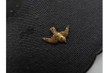 時代武具　東吟亭義照(佐藤義照)　赤銅　魚子地　雲隠れ月に花鳥図　大小揃　匠の美技に見惚れる鍔(桜、燕、ツバメ、サギ、鷺、後藤一乗門、七子地、金彩、彫刻、刀装具、ケース付き)(R-079904)