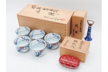 有田焼　源右衛門窯　染錦　水鳥図　栓抜/赤絵　梅地紋　楊枝入/染錦　あやめ絵　小鉢　匠の美技を堪能できる源右衛門3点セット(花、向付、深皿、和皿、和食器、裏印、共箱付き)(R-079905)