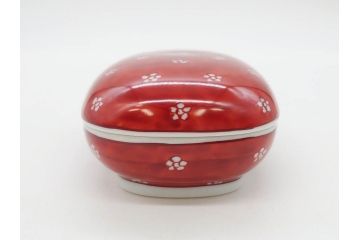 有田焼　源右衛門窯　染錦　水鳥図　栓抜/赤絵　梅地紋　楊枝入/染錦　あやめ絵　小鉢　匠の美技を堪能できる源右衛門3点セット(花、向付、深皿、和皿、和食器、裏印、共箱付き)(R-079905)