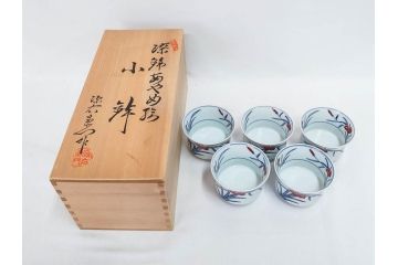 有田焼　源右衛門窯　染錦　水鳥図　栓抜/赤絵　梅地紋　楊枝入/染錦　あやめ絵　小鉢　匠の美技を堪能できる源右衛門3点セット(花、向付、深皿、和皿、和食器、裏印、共箱付き)(R-079905)
