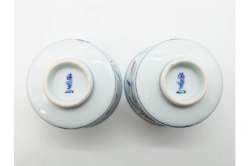 有田焼　源右衛門窯　染錦　水鳥図　栓抜/赤絵　梅地紋　楊枝入/染錦　あやめ絵　小鉢　匠の美技を堪能できる源右衛門3点セット(花、向付、深皿、和皿、和食器、裏印、共箱付き)(R-079905)