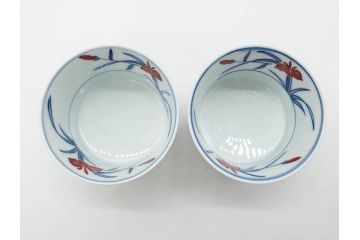 有田焼　源右衛門窯　染錦　水鳥図　栓抜/赤絵　梅地紋　楊枝入/染錦　あやめ絵　小鉢　匠の美技を堪能できる源右衛門3点セット(花、向付、深皿、和皿、和食器、裏印、共箱付き)(R-079905)