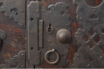 和製アンティーク　立派な金具が目を惹く佐渡小木箪笥(佐渡箪笥、和タンス、時代箪笥、収納たんす、衣装箪笥、整理箪笥、重ねタンス、引き出し)(R-079912)