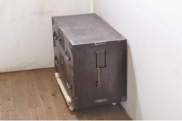 和製アンティーク　美品!!　前面欅(ケヤキ)材　内部桐材　鶴亀の透かし彫り　趣ある佇まいが魅力的な佐渡箪笥ローチェスト(八幡箪笥、和たんす、衣装タンス、収納箪笥、時代箪笥、引き出し、TV台、TVボード、テレビ台、テレビボード)(R-079913)