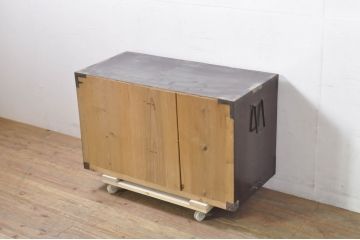 和製アンティーク　美品!!　前面欅(ケヤキ)材　内部桐材　鶴亀の透かし彫り　趣ある佇まいが魅力的な佐渡箪笥ローチェスト(八幡箪笥、和たんす、衣装タンス、収納箪笥、時代箪笥、引き出し、TV台、TVボード、テレビ台、テレビボード)(R-079913)