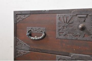 和製アンティーク　美品!!　前面欅(ケヤキ)材　内部桐材　鶴亀の透かし彫り　趣ある佇まいが魅力的な佐渡箪笥ローチェスト(八幡箪笥、和たんす、衣装タンス、収納箪笥、時代箪笥、引き出し、TV台、TVボード、テレビ台、テレビボード)(R-079913)