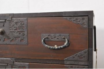 和製アンティーク　美品!!　前面欅(ケヤキ)材　内部桐材　鶴亀の透かし彫り　趣ある佇まいが魅力的な佐渡箪笥ローチェスト(八幡箪笥、和たんす、衣装タンス、収納箪笥、時代箪笥、引き出し、TV台、TVボード、テレビ台、テレビボード)(R-079913)