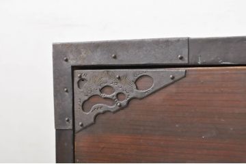 和製アンティーク　美品!!　前面欅(ケヤキ)材　内部桐材　鶴亀の透かし彫り　趣ある佇まいが魅力的な佐渡箪笥ローチェスト(八幡箪笥、和たんす、衣装タンス、収納箪笥、時代箪笥、引き出し、TV台、TVボード、テレビ台、テレビボード)(R-079913)