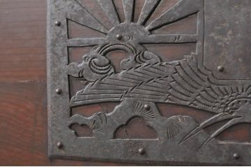 和製アンティーク　美品!!　前面欅(ケヤキ)材　内部桐材　鶴亀の透かし彫り　趣ある佇まいが魅力的な佐渡箪笥ローチェスト(八幡箪笥、和たんす、衣装タンス、収納箪笥、時代箪笥、引き出し、TV台、TVボード、テレビ台、テレビボード)(R-079913)