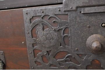 和製アンティーク　美品!!　前面欅(ケヤキ)材　内部桐材　鶴亀の透かし彫り　趣ある佇まいが魅力的な佐渡箪笥ローチェスト(八幡箪笥、和たんす、衣装タンス、収納箪笥、時代箪笥、引き出し、TV台、TVボード、テレビ台、テレビボード)(R-079913)