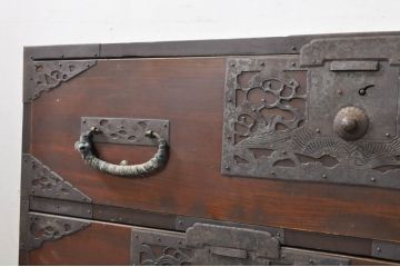 和製アンティーク　美品!!　前面欅(ケヤキ)材　内部桐材　鶴・亀・小槌・巾着の透かし彫り　趣ある佇まいが魅力的な佐渡箪笥ローチェスト(八幡箪笥、和たんす、衣装タンス、収納箪笥、整理箪笥、時代箪笥、引き出し、TV台、TVボード、テレビ台、テレビボード)(R-079914)