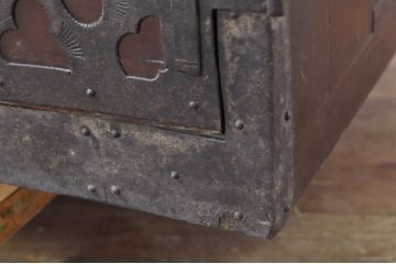 和製アンティーク　美品!!　前面欅(ケヤキ)材　内部桐材　鶴・亀・小槌・巾着の透かし彫り　趣ある佇まいが魅力的な佐渡箪笥ローチェスト(八幡箪笥、和たんす、衣装タンス、収納箪笥、整理箪笥、時代箪笥、引き出し、TV台、TVボード、テレビ台、テレビボード)(R-079914)