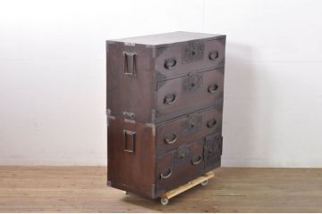 和製アンティーク　美品!!　前面欅(ケヤキ)材　内部桐材　鶴・亀・小槌・巾着の透かし彫り　趣ある佇まいが魅力的な重ね佐渡箪笥(八幡箪笥、和たんす、衣装タンス、収納箪笥、整理箪笥、時代箪笥、引き出し、サイドチェスト)(R-079915)