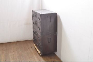 和製アンティーク　美品!!　前面欅(ケヤキ)材　内部桐材　鶴・亀・小槌・巾着の透かし彫り　趣ある佇まいが魅力的な重ね佐渡箪笥(八幡箪笥、和たんす、衣装タンス、収納箪笥、整理箪笥、時代箪笥、引き出し、サイドチェスト)(R-079915)