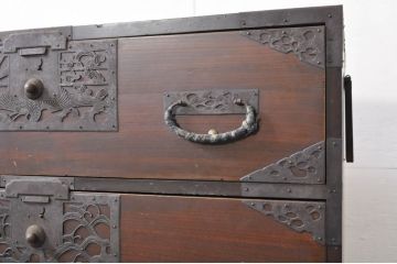 和製アンティーク　美品!!　前面欅(ケヤキ)材　内部桐材　鶴・亀・小槌・巾着の透かし彫り　趣ある佇まいが魅力的な重ね佐渡箪笥(八幡箪笥、和たんす、衣装タンス、収納箪笥、整理箪笥、時代箪笥、引き出し、サイドチェスト)(R-079915)