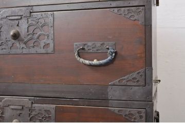 和製アンティーク　美品!!　前面欅(ケヤキ)材　内部桐材　鶴・亀・小槌・巾着の透かし彫り　趣ある佇まいが魅力的な重ね佐渡箪笥(八幡箪笥、和たんす、衣装タンス、収納箪笥、整理箪笥、時代箪笥、引き出し、サイドチェスト)(R-079915)