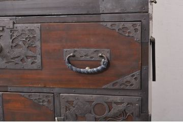 和製アンティーク　美品!!　前面欅(ケヤキ)材　内部桐材　鶴・亀・小槌・巾着の透かし彫り　趣ある佇まいが魅力的な重ね佐渡箪笥(八幡箪笥、和たんす、衣装タンス、収納箪笥、整理箪笥、時代箪笥、引き出し、サイドチェスト)(R-079915)