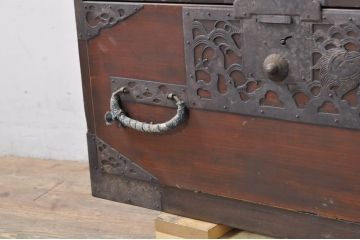 和製アンティーク　美品!!　前面欅(ケヤキ)材　内部桐材　鶴・亀・小槌・巾着の透かし彫り　趣ある佇まいが魅力的な重ね佐渡箪笥(八幡箪笥、和たんす、衣装タンス、収納箪笥、整理箪笥、時代箪笥、引き出し、サイドチェスト)(R-079915)