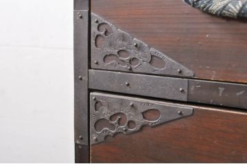 和製アンティーク　美品!!　前面欅(ケヤキ)材　内部桐材　鶴・亀・小槌・巾着の透かし彫り　趣ある佇まいが魅力的な重ね佐渡箪笥(八幡箪笥、和たんす、衣装タンス、収納箪笥、整理箪笥、時代箪笥、引き出し、サイドチェスト)(R-079915)