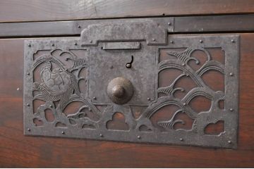 和製アンティーク　美品!!　前面欅(ケヤキ)材　内部桐材　鶴・亀・小槌・巾着の透かし彫り　趣ある佇まいが魅力的な重ね佐渡箪笥(八幡箪笥、和たんす、衣装タンス、収納箪笥、整理箪笥、時代箪笥、引き出し、サイドチェスト)(R-079915)