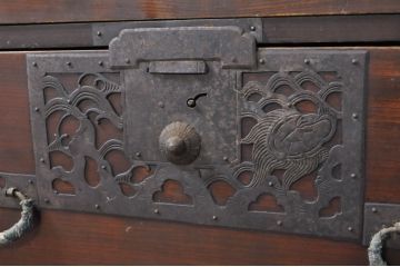 和製アンティーク　美品!!　前面欅(ケヤキ)材　内部桐材　鶴・亀・小槌・巾着の透かし彫り　趣ある佇まいが魅力的な重ね佐渡箪笥(八幡箪笥、和たんす、衣装タンス、収納箪笥、整理箪笥、時代箪笥、引き出し、サイドチェスト)(R-079915)