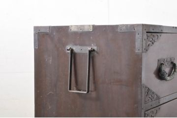 和製アンティーク　美品!!　前面欅(ケヤキ)材　内部桐材　鶴・亀・小槌・巾着の透かし彫り　趣ある佇まいが魅力的な重ね佐渡箪笥(八幡箪笥、和たんす、衣装タンス、収納箪笥、整理箪笥、時代箪笥、引き出し、サイドチェスト)(R-079915)