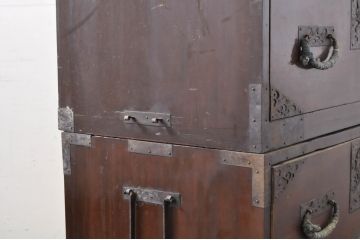 和製アンティーク　美品!!　前面欅(ケヤキ)材　内部桐材　鶴・亀・小槌・巾着の透かし彫り　趣ある佇まいが魅力的な重ね佐渡箪笥(八幡箪笥、和たんす、衣装タンス、収納箪笥、整理箪笥、時代箪笥、引き出し、サイドチェスト)(R-079915)
