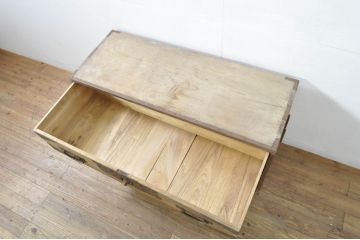 和製アンティーク　前面内部・桐材　大きくて豪華な金具が施された佐渡小木箪笥ローボード(佐渡箪笥、和タンス、時代箪笥、衣装箪笥、桐たんす、収納箪笥、引き出し、テレビボード、テレビ台)(R-079916)