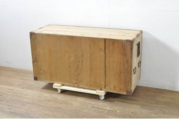 和製アンティーク　前面内部・桐材　大きくて豪華な金具が施された佐渡小木箪笥ローボード(佐渡箪笥、和タンス、時代箪笥、衣装箪笥、桐たんす、収納箪笥、引き出し、テレビボード、テレビ台)(R-079917)