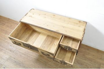 和製アンティーク　前面内部・桐材　大きくて豪華な金具が施された佐渡小木箪笥ローボード(佐渡箪笥、和タンス、時代箪笥、衣装箪笥、桐たんす、収納箪笥、引き出し、テレビボード、テレビ台)(R-079917)