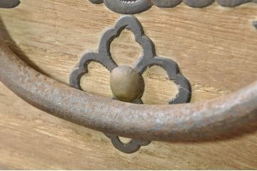 和製アンティーク　前面内部・桐材　大きくて豪華な金具が施された佐渡小木箪笥(佐渡箪笥、和タンス、時代箪笥、衣装箪笥、桐たんす、収納箪笥、重ね箪笥、引き出し)(R-079918)