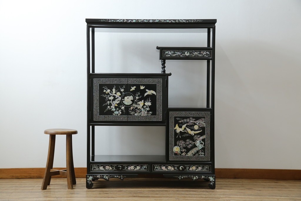 アジアンビンテージ　韓国　華やかな螺鈿(ラデン)細工が目を引く茶棚　(R-079919)