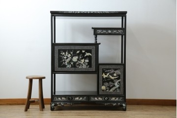 アジアンビンテージ　韓国　華やかな螺鈿(ラデン)細工が目を引く茶棚　(R-079919)