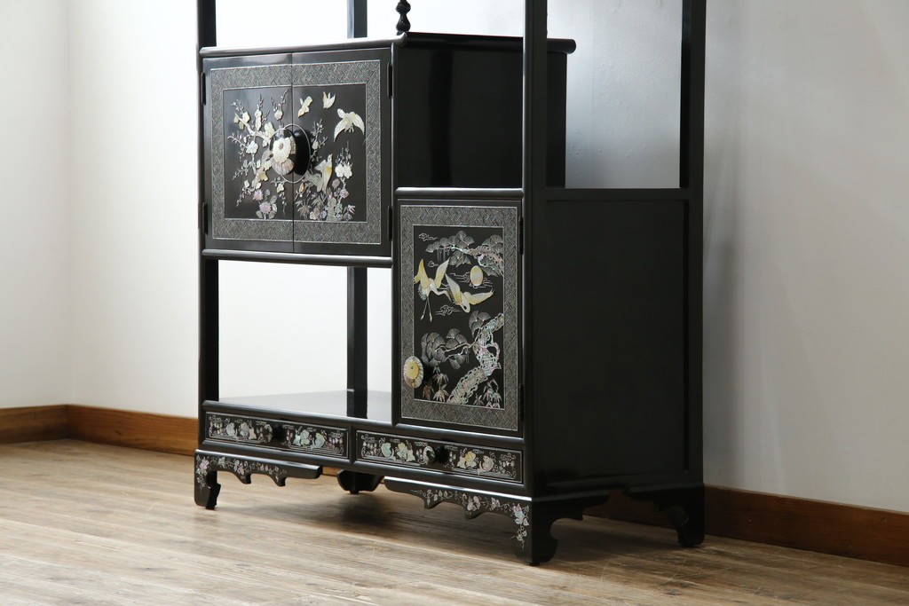 アジアンビンテージ　韓国　華やかな螺鈿(ラデン)細工が目を引く茶棚　(R-079919)