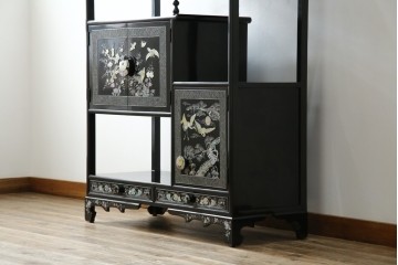 アジアンビンテージ　韓国　華やかな螺鈿(ラデン)細工が目を引く茶棚　(R-079919)