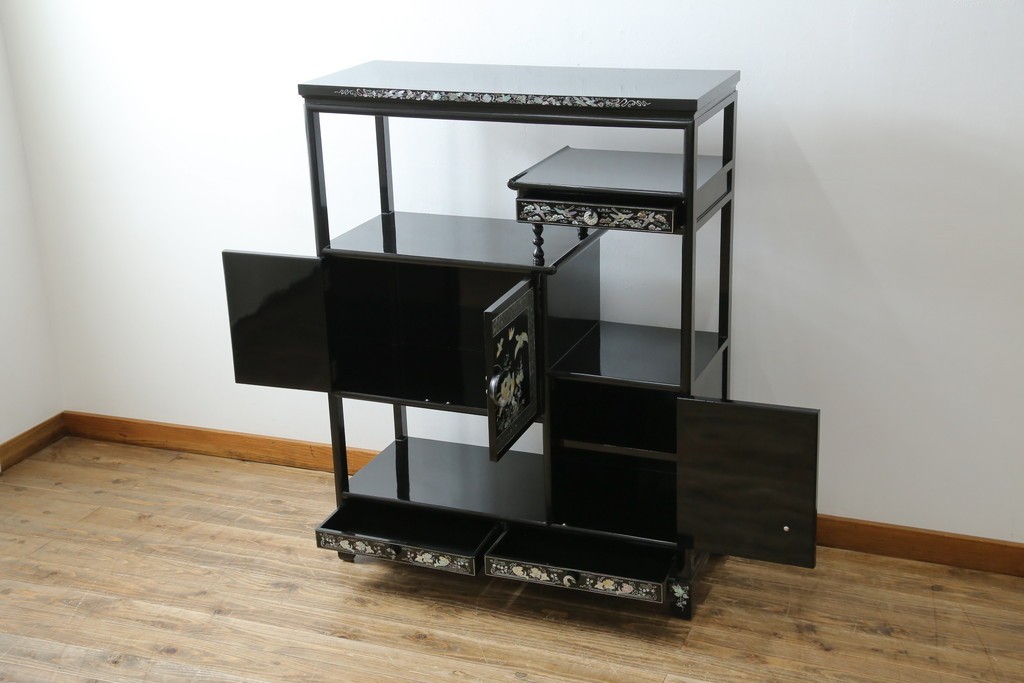 アジアンビンテージ　韓国　華やかな螺鈿(ラデン)細工が目を引く茶棚　(R-079919)