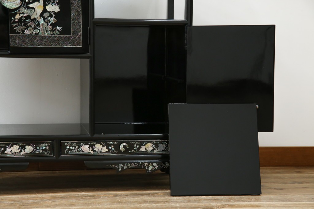 アジアンビンテージ　韓国　華やかな螺鈿(ラデン)細工が目を引く茶棚　(R-079919)