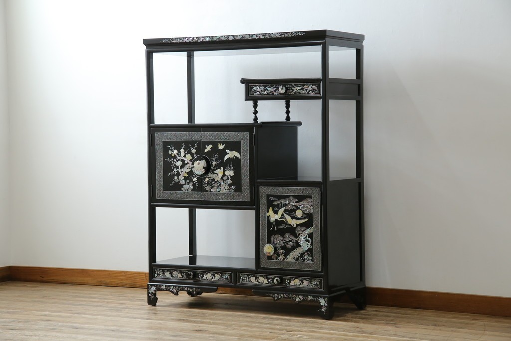 アジアンビンテージ　韓国　華やかな螺鈿(ラデン)細工が目を引く茶棚　(R-079919)