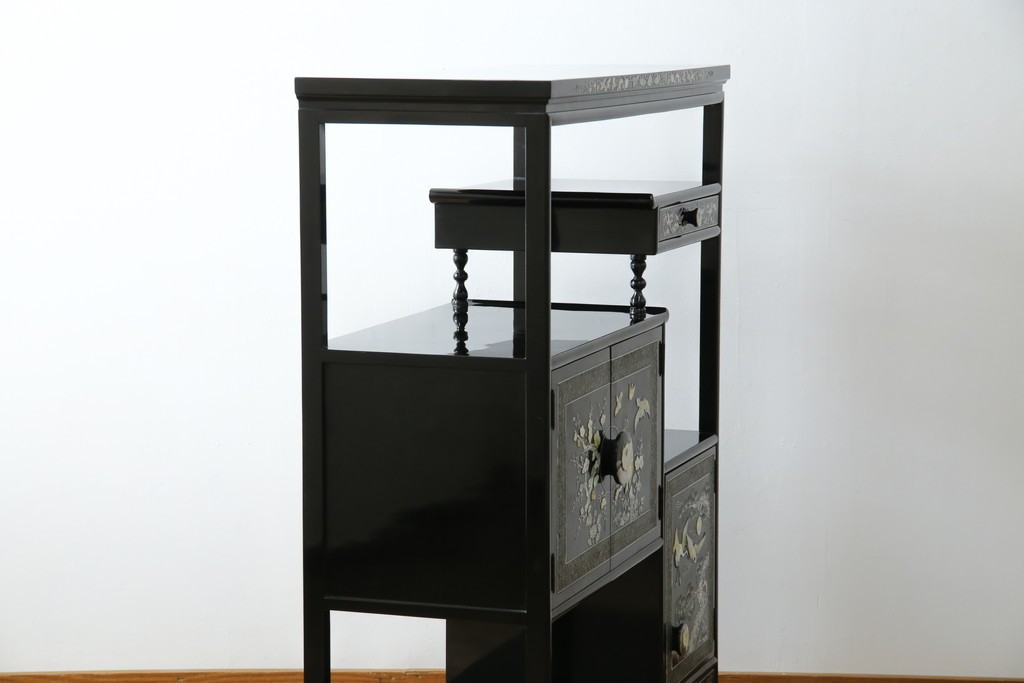 アジアンビンテージ　韓国　華やかな螺鈿(ラデン)細工が目を引く茶棚　(R-079919)