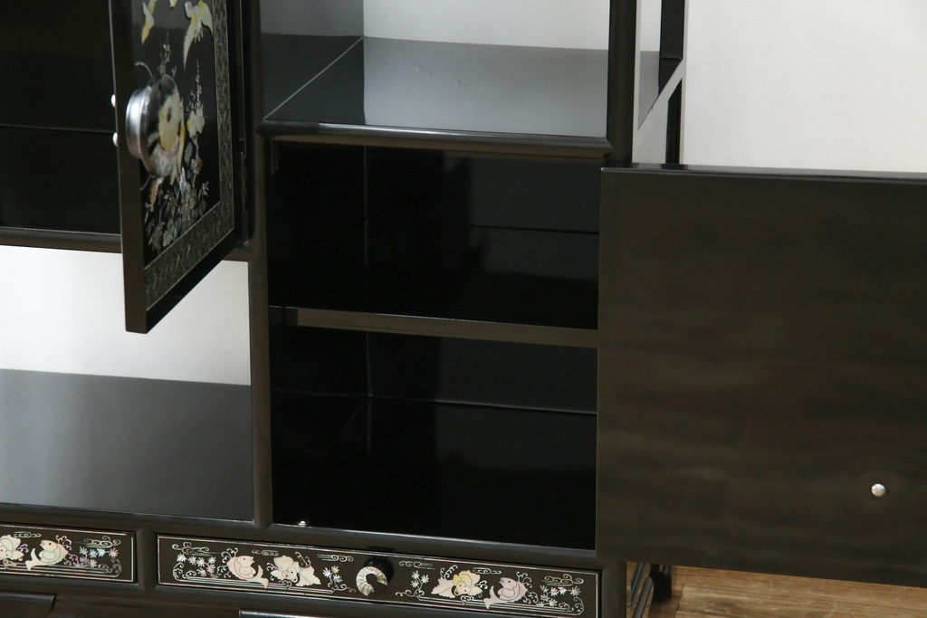 アジアンビンテージ　韓国　華やかな螺鈿(ラデン)細工が目を引く茶棚　(R-079919)