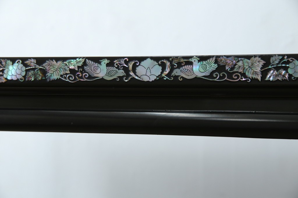 アジアンビンテージ　韓国　華やかな螺鈿(ラデン)細工が目を引く茶棚　(R-079919)