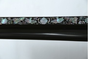 アジアンビンテージ　韓国　華やかな螺鈿(ラデン)細工が目を引く茶棚　(R-079919)