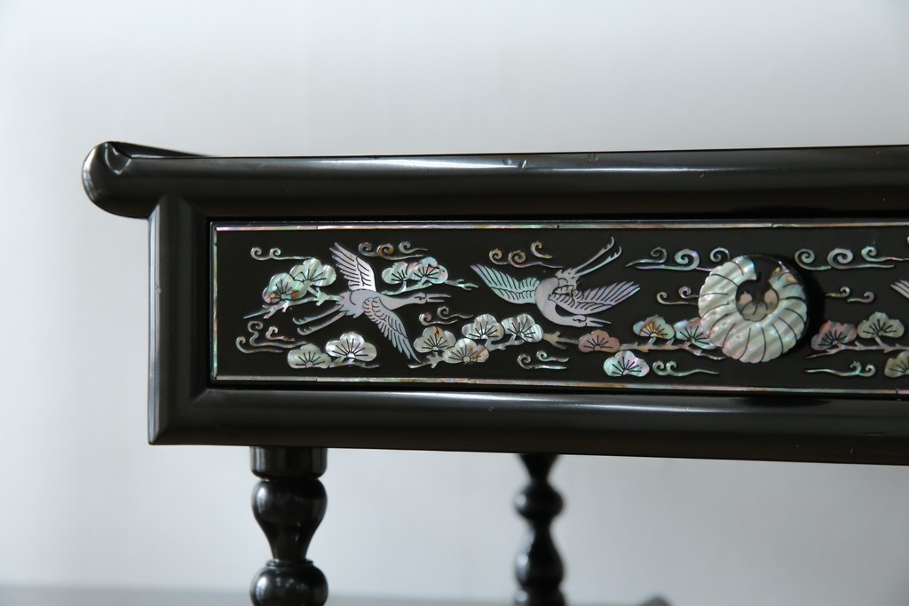 アジアンビンテージ　韓国　華やかな螺鈿(ラデン)細工が目を引く茶棚　(R-079919)