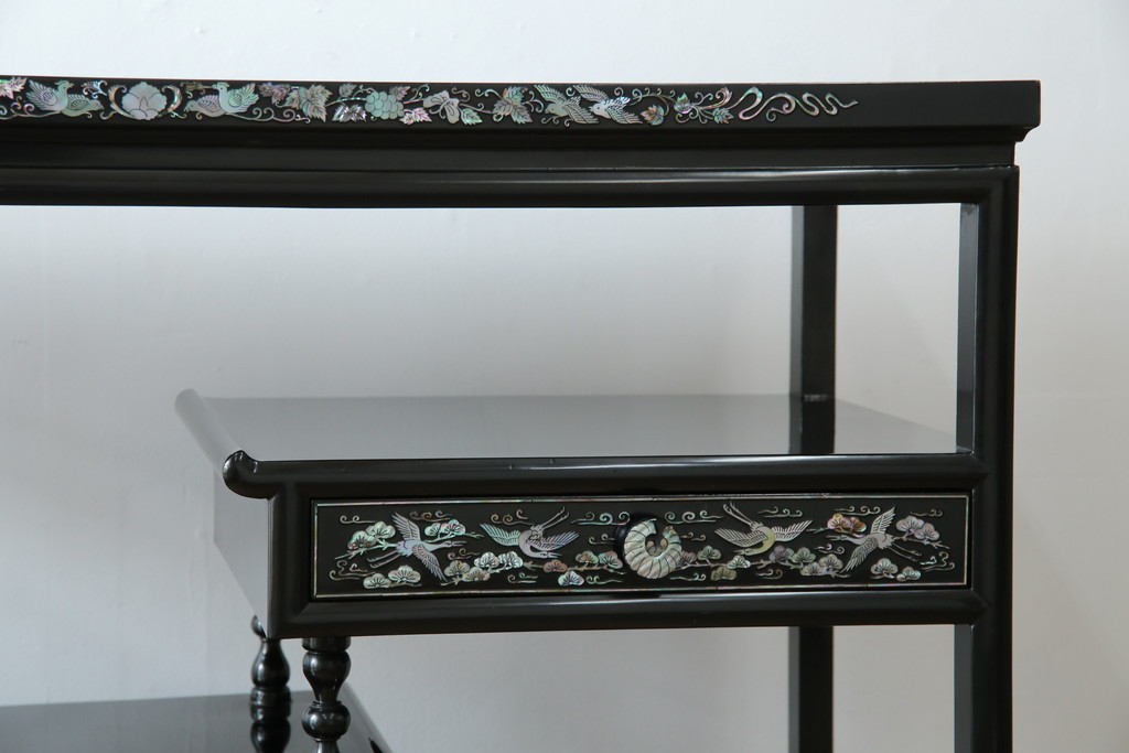 アジアンビンテージ　韓国　華やかな螺鈿(ラデン)細工が目を引く茶棚　(R-079919)