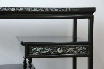 アジアンビンテージ　韓国　華やかな螺鈿(ラデン)細工が目を引く茶棚　(R-079919)