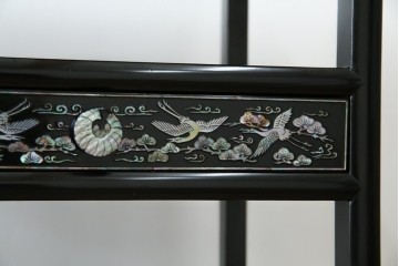 アジアンビンテージ　韓国　華やかな螺鈿(ラデン)細工が目を引く茶棚　(R-079919)