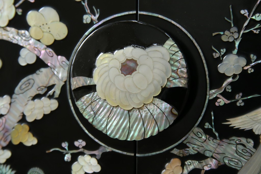 アジアンビンテージ　韓国　華やかな螺鈿(ラデン)細工が目を引く茶棚　(R-079919)