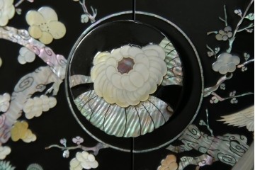 アジアンビンテージ　韓国　華やかな螺鈿(ラデン)細工が目を引く茶棚　(R-079919)