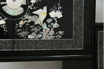 アジアンビンテージ　韓国　華やかな螺鈿(ラデン)細工が目を引く茶棚　(R-079919)